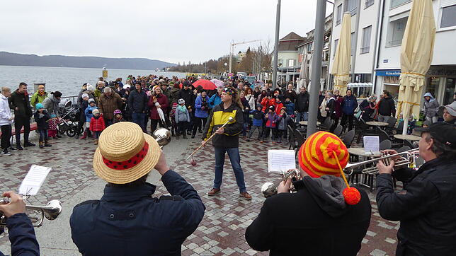 Fünfte Küchlinfahrt der Narrenzunft Überlingen von Überlingen auf die Insel Mainau.