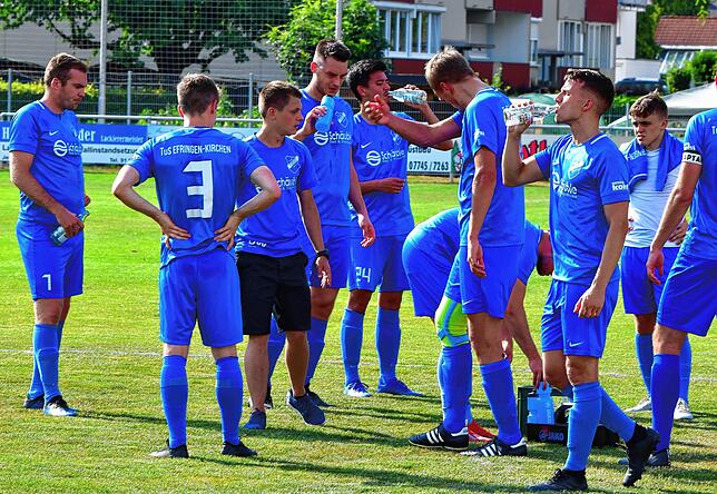 Gesprächsbedarf: Mit der Vorstellung des TuS Efringen-Kirchen vor der Pause im Pokalspiel beim SV Jestetten war Trainer Dennis Weiß ...