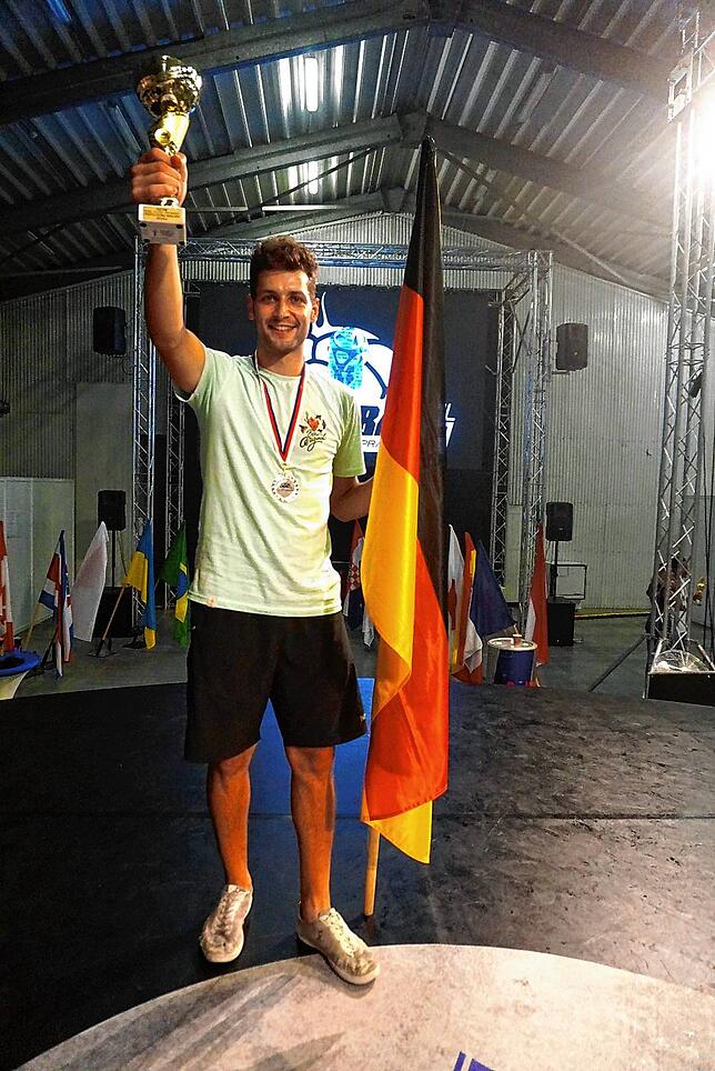 Freestyler Patrick Bäurer aus Hondingen freut sich über die Vizeweltmeisterschaft. Bild: Chris Bröker