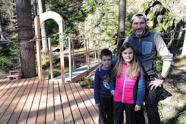 Freuen sich auf einen hoffentlich baldigen Saisonstart. Thomas Schwinlin mit seinen Kindern Fritzi und Matti (von links).