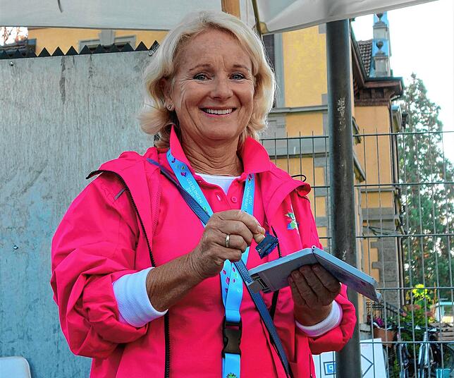 Doro Mittelmeier beim Besucherempfang.