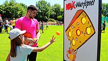 Treffsicher: Beim Wurfspiel war viel Konzentration gefragt.