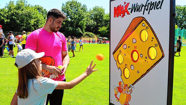 Treffsicher: Beim Wurfspiel war viel Konzentration gefragt.