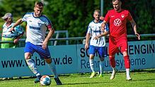 Alles im Griff: Matthias Bader (links auf dem Archivbild) marschiert mit dem souveränen Spitzenreiter TuS Stetten derzeit in der ...