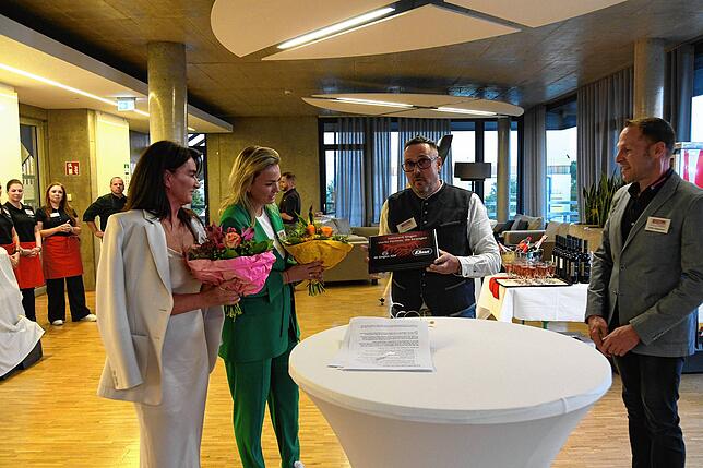 Cornelia und Mirja Schmidbauer, geschäftsführende Gesellschafterinnen von Elma (von links) mit den Blumensträußen, die Dirk Oehle und ...