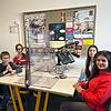 Die Podcaster haben Spaß an der Sache. Auf der linken Seite sitzen Matteo und Larissa Erwied. Ihnen gegenüber Marie Barbu und Hilal Dogan.