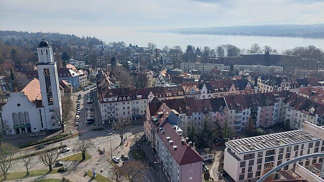 Traumhaft: Blick von der Dachterrasse des ehemaligen Telekomturms über Bodensee und Alpen im Nebel.