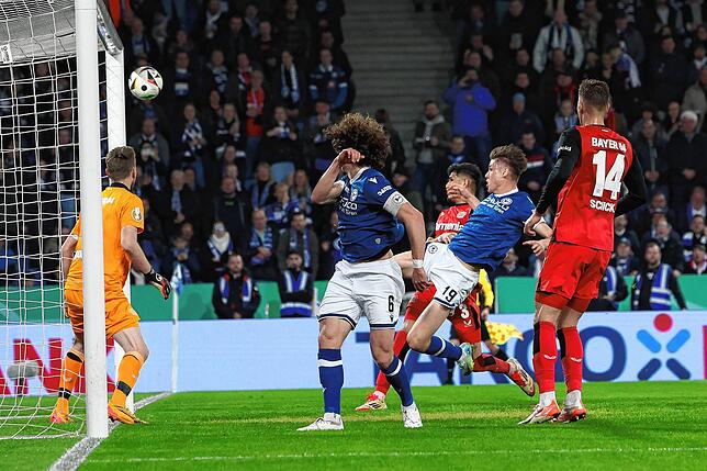Bielefelds Maximilian Großer (2.v.r.) erzielt das 2:1 im DFB-Halbfinale.