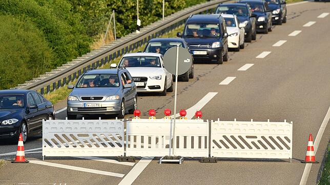 Wegen Arbeiten an einer Brücke wird die Autobahn 6 zwischen den Anschlussstellen Sinsheim-Steinsfurt und Bad Rappenau gesperrt. (Archivbild)