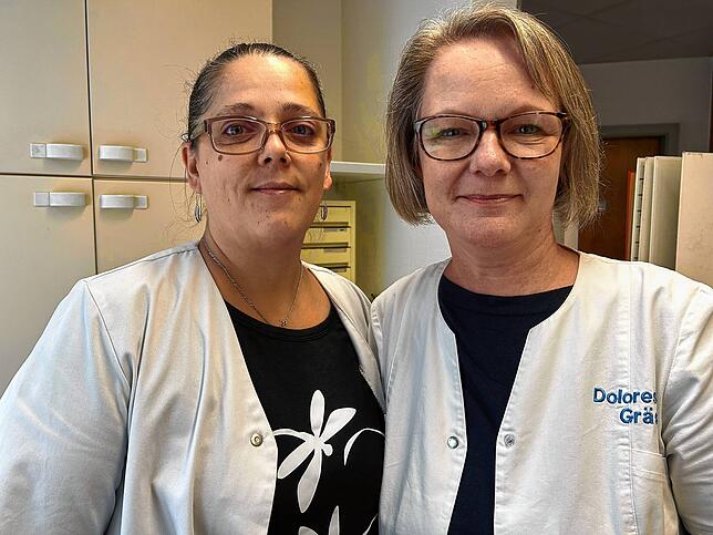 Bleiben den Patienten erhalten: Die Medizinischen Fachangestellten Viktoria Maier (links) und Dolores Grässlin gehören zum Praxisteam ...