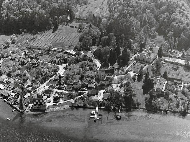 In der Mitte ist hier St. Peter und Paul zu sehen, rechts hinten das Bodmaner Schloss. Das Foto entstand im April 1977.