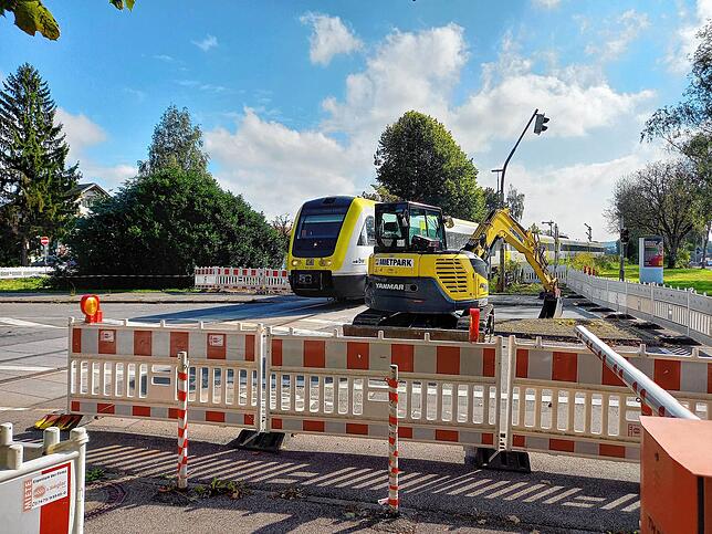 Der Zugverkehr ist von den Bauarbeiten an der Bahnkreuzung nicht betroffen. Die Züge verkehren auch weiterhin nach Fahrplan. Für ...
