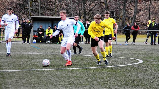 Der FC Pfaffenweiler (weiß) schlägt den SV Hölzlebruck auswärts mit 3:1 und profitiert als Dritter von den Patzern des SV Geisingen und ...