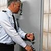 Der Polizeibeamte Stephan Frei blickt in eine der Ausnüchterungszellen im Polizeirevier in Waldshut-Tiengen: Zur besseren Überwachung ...