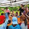 Die Kinder der Naturparkschule Inzigkofen beim Aktionstag in Beuron. Rechts hinten Waldpädagogin Nina Hainzel von der Waldschule ...