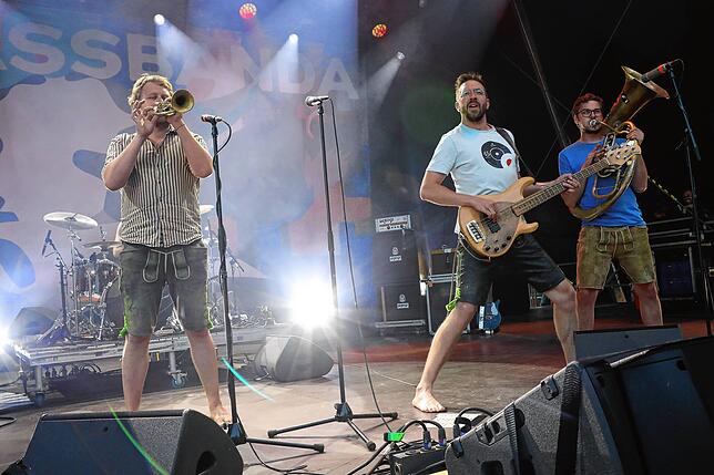 LaBrassBanda bei ihrem Auftritt auf dem Hohentwiel-Festival in Singen im Juli 2023.