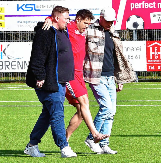 Pechvogel: Axel Wilms von der SG Weilheim/Gurtweil wird in der Pause des Spiels beim FC Bergalingen mit Verdacht auf Achillessehnenriss ...