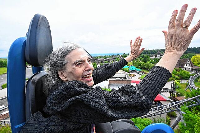 Nach Angaben des Erlebnisparks Tripsdrill entdeckte die 85-Jährige vor mehr als 13 Jahren, dass Achterbahn Fahren für sie die richtige ...