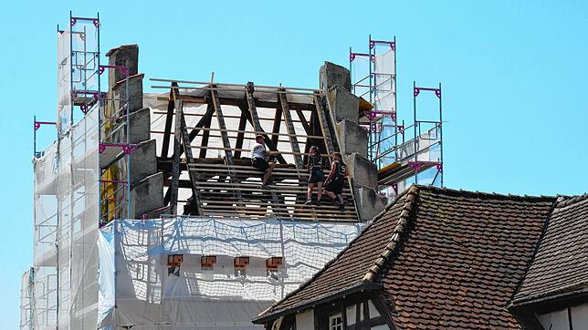 Oben ohne: Der Markdorfer Hexenturm wird derzeit saniert. Aktuell werden schadhafte Hölzer der Dachkonstruktion des mittelalterlichen ...