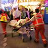 ARCHIV – Ein Patient wird am 22.09.2007 von ehrenamtlichen Sanitätern des Roten Kreuzes über das Oktoberfest in München (Bayern) ...