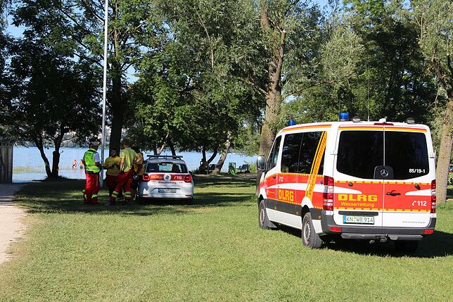 Nach dem Einsatz stehen Mitarbeiter des DLRG zusammen und sprechen über das eben Erlebte.