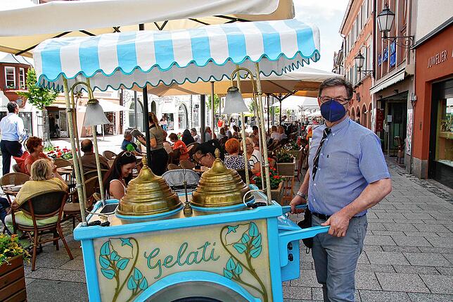 Cesare Gianotti vom Eiscafé Zampolli in der Rietstraße ist erleichtert. Endlich können seine Kunden wieder spontan im Außenbereich Platz ...