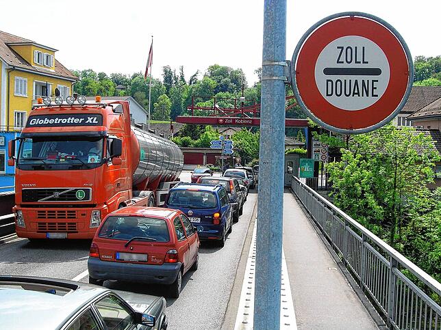 Die überlastete Rheinbrücke Waldshut-Koblenz, hier der Blick Richtung Schweiz, soll langfristig durch einen zweiten Übergang auf Höhe ...