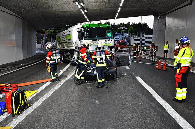 Die Rettungskräfte arbeiten Hand in Hand.
