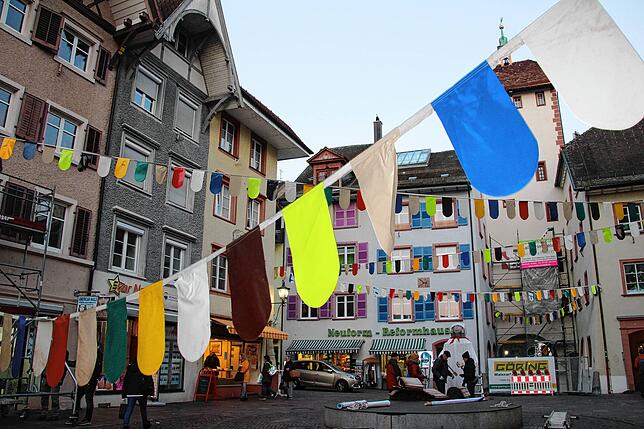 Mitglieder der Narro-Zunft hängen am 5. Februar die Fasnachtsbändel auf und richten die Kaiserstraße für das Hochrhein-Narrentreffen und ...