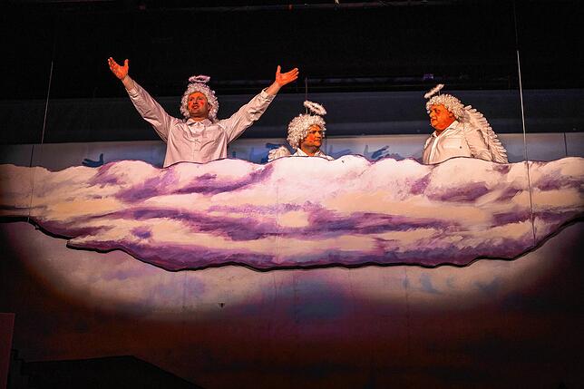 Schätzen die Lage in Radolfzell aus dem Himmel ein (von links): Jakob Steffen als Jacques Schiesser, Alan Poezevara als Werner Messmer ...
