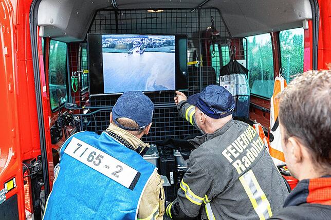 Bild 5: Hochwasser allein reicht nicht: Feuerwehr muss zu Ölwehreinsatz im alten Mooser Hafen