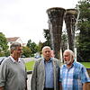 Die drei Vertreter des Bürgerforums am sogenannten Elefantenbrunnen am Ende der Haselbrunnstraße (von links): Peter Schubkegel, Gerald ...