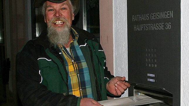 Pünktlich zum Start der Bewerbungsfrist deponiert Bürgermeisterkandidat Thomas Braun seine Bewerbungsunterlagen im Briefkasten des ...