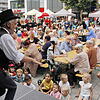 Zauberer Piccolo (links) tritt beim Fest zum 100-jährigen Bestehen der Arbeiterwohlfahrt vor kleinen und großen Zuschauern auf dem ...