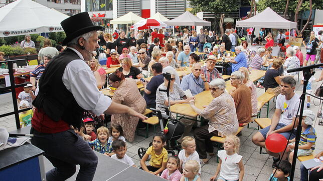 Zauberer Piccolo (links) tritt beim Fest zum 100-jährigen Bestehen der Arbeiterwohlfahrt vor kleinen und großen Zuschauern auf dem ...