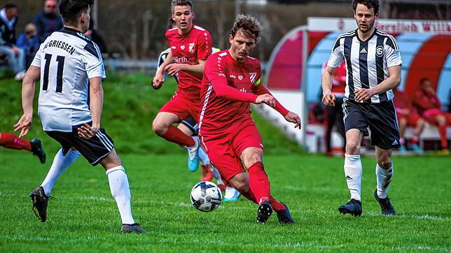 Kapitän nimmt Maß: Patrick Budde (rechts) von der Spvgg. Wutöschingen erzielte beim 3:1-Sieg beim FC Grießen zwei Tore. Tobias Maier ...