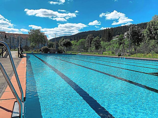 Noch steht nicht fest, wann das solarbeheizte Schwimmi wieder seinen Betrieb aufnimmt. Das Foto ist von Juni 2020.