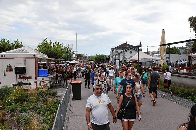 Bild 8: Das Seenachtfest 2023 startet durch! Immer mehr Besucher strömen auf das Festgelände