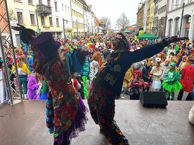 Das Moderatoren-Duo Aurelia Scherrer (SÜDKURIER) und Mathias Trempa (Blätzlebuebe) verabschiedet sich auf der Marktstätten-Bühne.