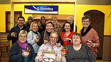 Die Theatergruppe des Männergesangvereins verwandelt im neuen Schwank „Kaviar trifft Currywurst“ eine heruntergekommene Eckkneipe in ...