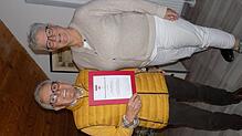 Vorsitzende Ines Zeller ehrt Hugo Arzner für 50 Jahre Mitgliedschaft. Foto: Chymo