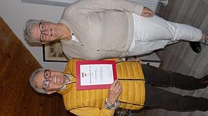 Vorsitzende Ines Zeller ehrt Hugo Arzner für 50 Jahre Mitgliedschaft. Foto: Chymo