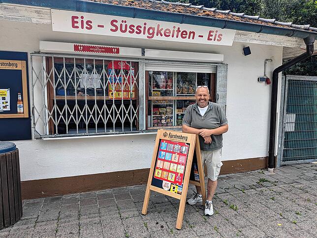Güney „Chicco“ Birdüzer betreibt den Kiosk im Parkschwimmbad Donaueschingen. Vor allen die Pommes aus seiner Fritteuse sind der absolute ...