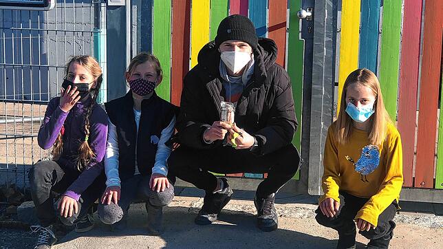 Freuen sich über die Aktion: Stella Barderas-Jäck, Frida Liebenow, Fabian Renner (Tierheimmitarbeiter) und Julia Hildebrandt (von links, ...