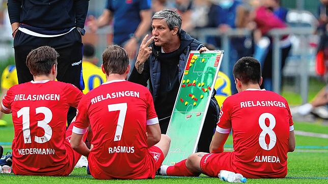 Der Rielasinger Trainer Michael Schilling (oben in der Mitte) muss seine Spieler auf eine Mammutsaison in der Oberliga vorbereiten.