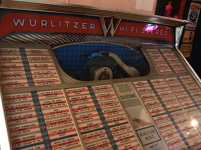 Robert Drengner hat über die Jahre viele Jukeboxen gesammelt. Darunter auch dieses Modell des amerikanischen Herstellers Wurlitzer.