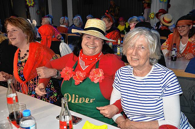 Bild 7: Rund 200 Frauen feiern im katholischen Pfarrsaal ausgelassen Fasnet