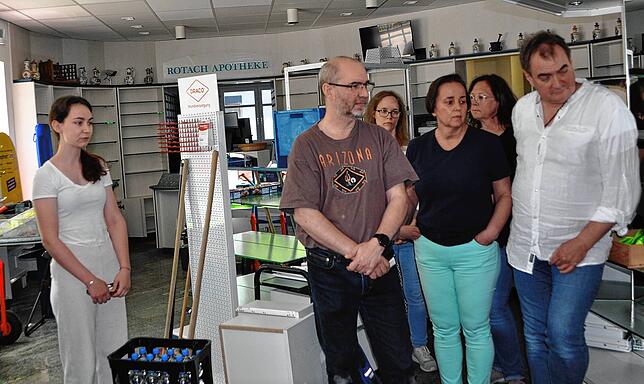 Betroffene Mienen am Freitag in der Rotach-Apotheke in Oberteuringen: Katharina Koch (links), Mario Koch (Mitte) und Susanna Koch ...