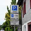 In der Friedrichstraße in St. Georgen stehen schon die neuen Schilder. Einwohner Ulrich Guhr würde sich die Erlaubnis zum Anwohnerparken ...