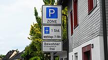 In der Friedrichstraße in St. Georgen stehen schon die neuen Schilder. Einwohner Ulrich Guhr würde sich die Erlaubnis zum Anwohnerparken ...